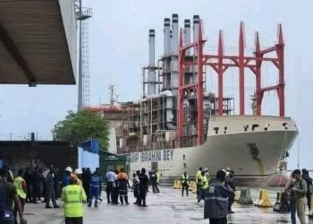 Centrale électrique flottante : quand le Général Doumbouya fait comme Alpha Condé