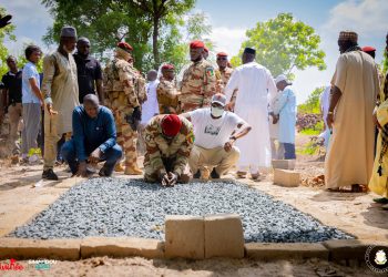Kankan : le président Mamadi Doumbouya se recueille sur la tombe de son père