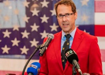 Décret : le Général Mamadi Doumbouya récompense l’Ambassadeur des États-Unis d’Amérique pour « d’éminents et loyaux services rendus à la nation » …