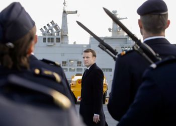 Emmanuel Macron sur le porte-avions Charles De Gaulle : « Nous ne participons pas à un conflit en cours… »