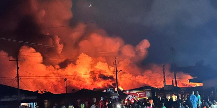 Incendie au grand marché de N’Zérékoré : Cellou Dalein Diallo exhorte à la solidarité nationale pour soutenir les sinistrés