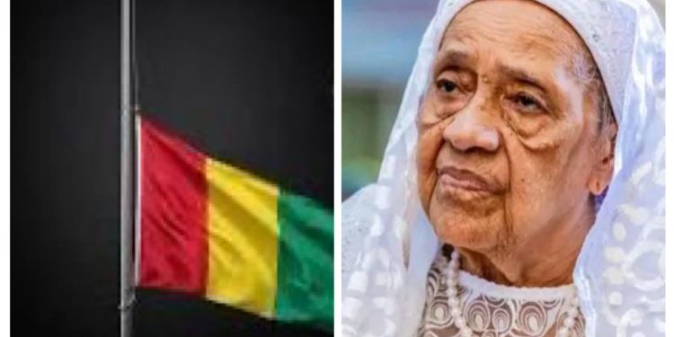 Guinée : les drapeaux en berne en hommage à Hadja Andrée Touré