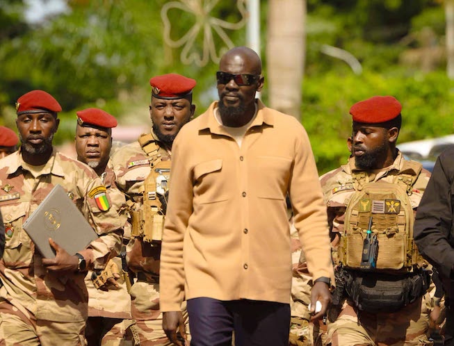 Guinée : le retour « inattendu » de Doumbouya pour couper court aux rumeurs à Conakry ? (Par Thierno Diawara)