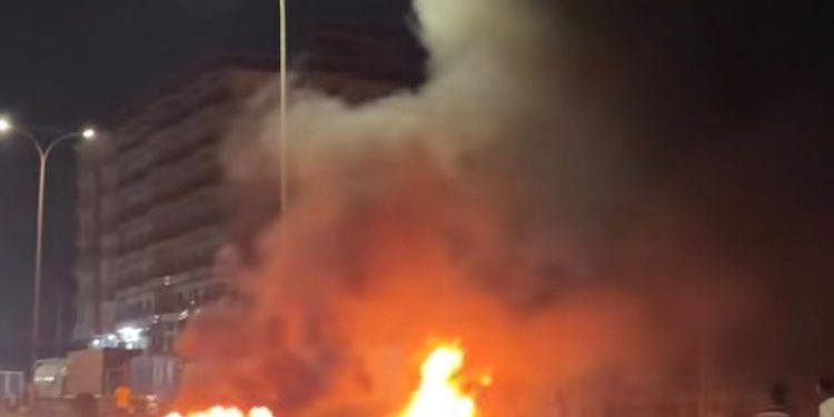 Coyah : des barricades enflammées signalées dans la nuit à Gomboyah